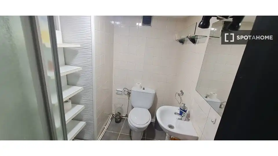Bathroom of Flat for rent in Vigo   with Air Conditioner, Heating and Furnished
