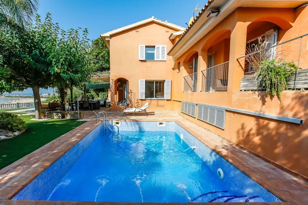 Piscina de Casa o xalet de lloguer en Vilanova i la Geltrú amb Aire condicionat, Calefacció i Jardí privat