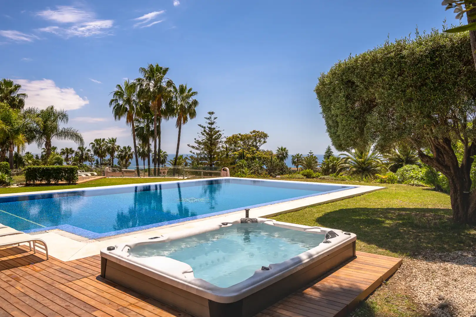 Schwimmbecken von Haus oder Chalet zum Verkauf in Marbella mit Klimaanlage, Privatgarten und Terrasse