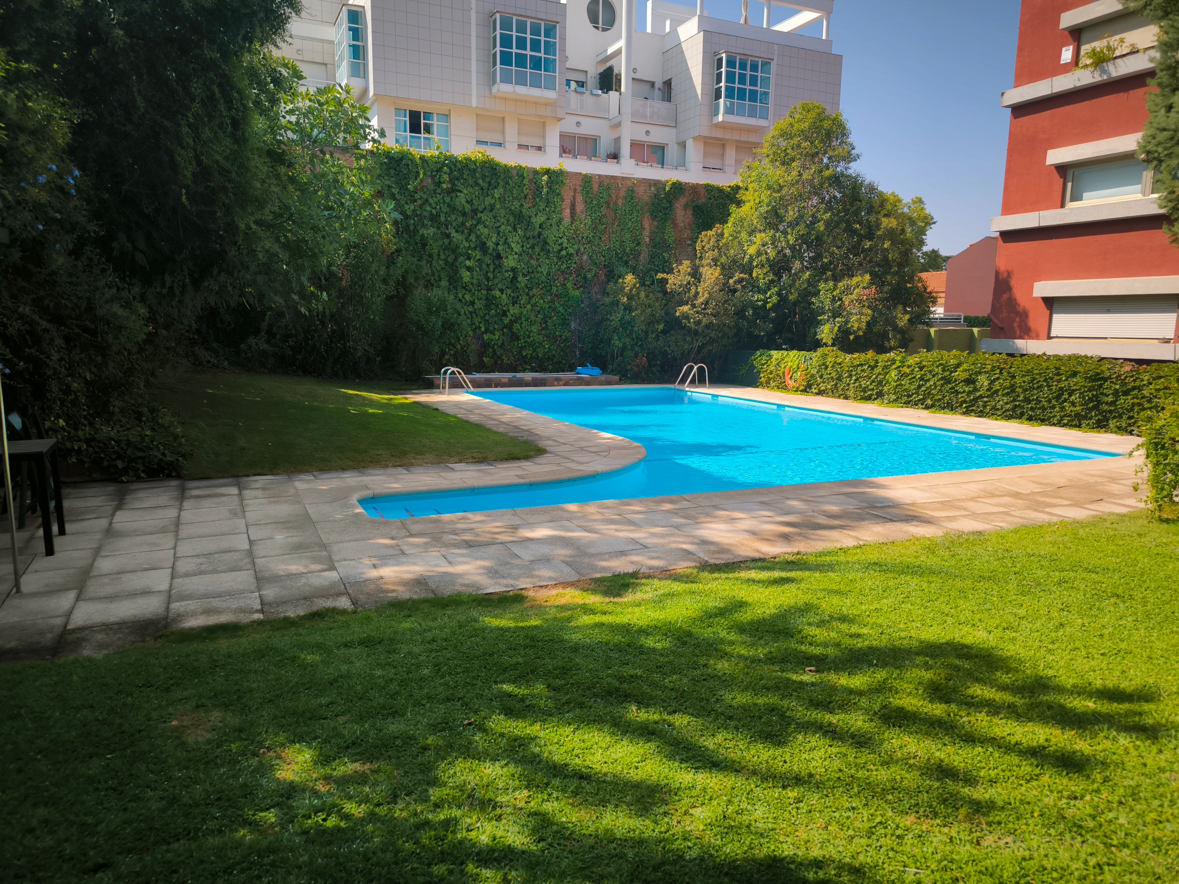 Swimming pool of Flat for sale in  Madrid Capital  with Air Conditioner, Heating and Private garden