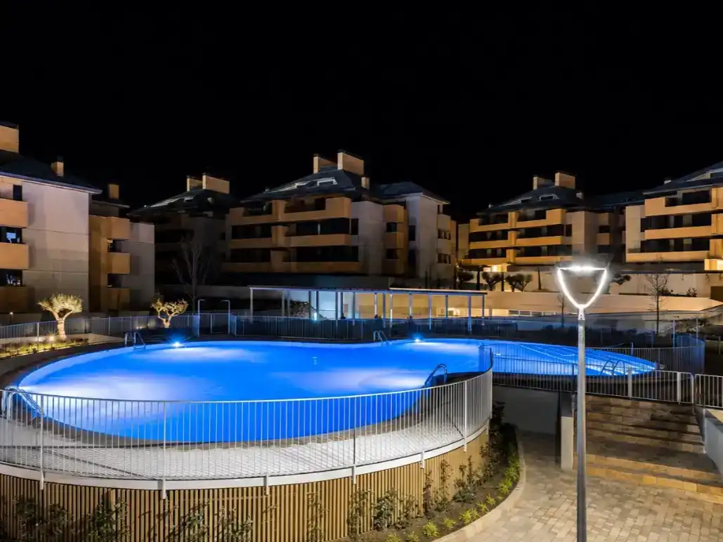 Piscina de Pis en venda en Majadahonda amb Aire condicionat, Piscina i Balcó