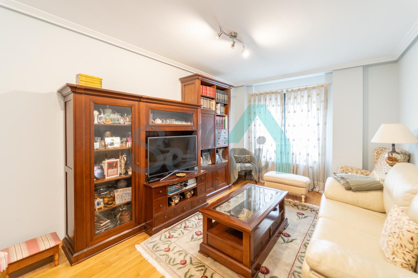 Living room of Flat for sale in Oviedo   with Heating, Parquet flooring and Storage room