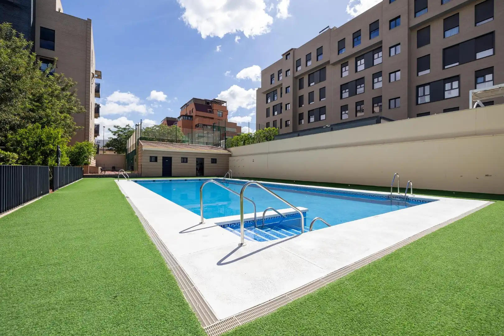 Piscina de Pis en venda en Granada amb Aire condicionat, Calefacció i Parquet