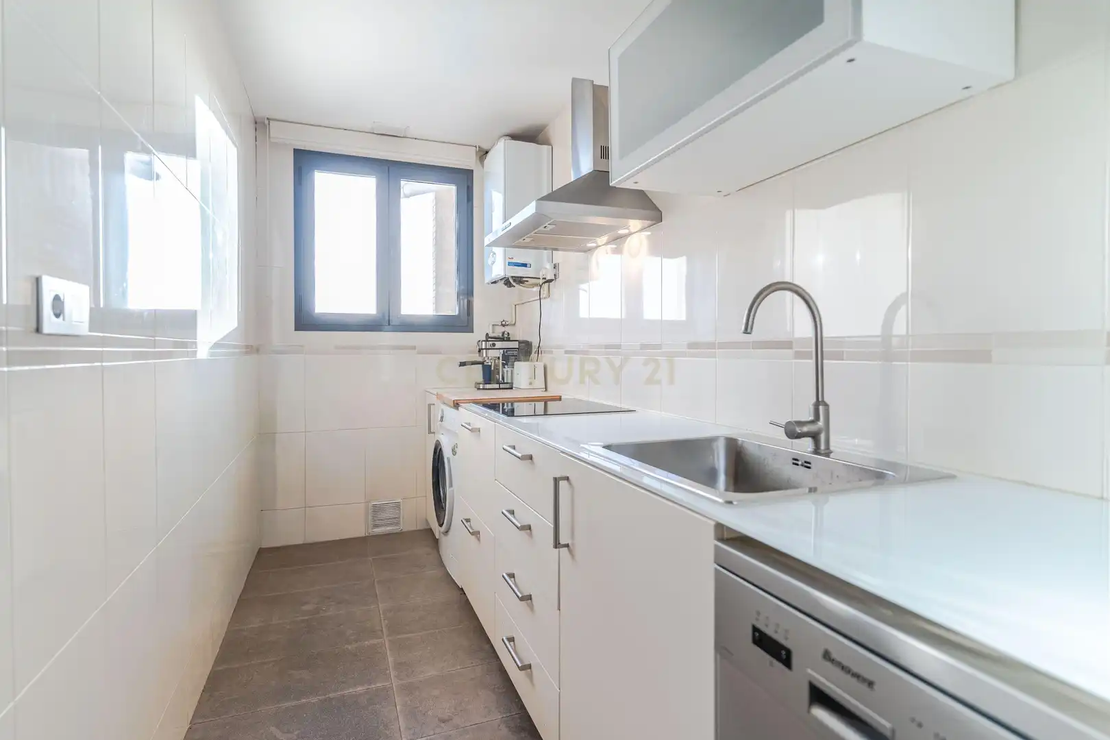 Cuina de Apartament en venda en Granada amb Aire condicionat, Traster i Piscina