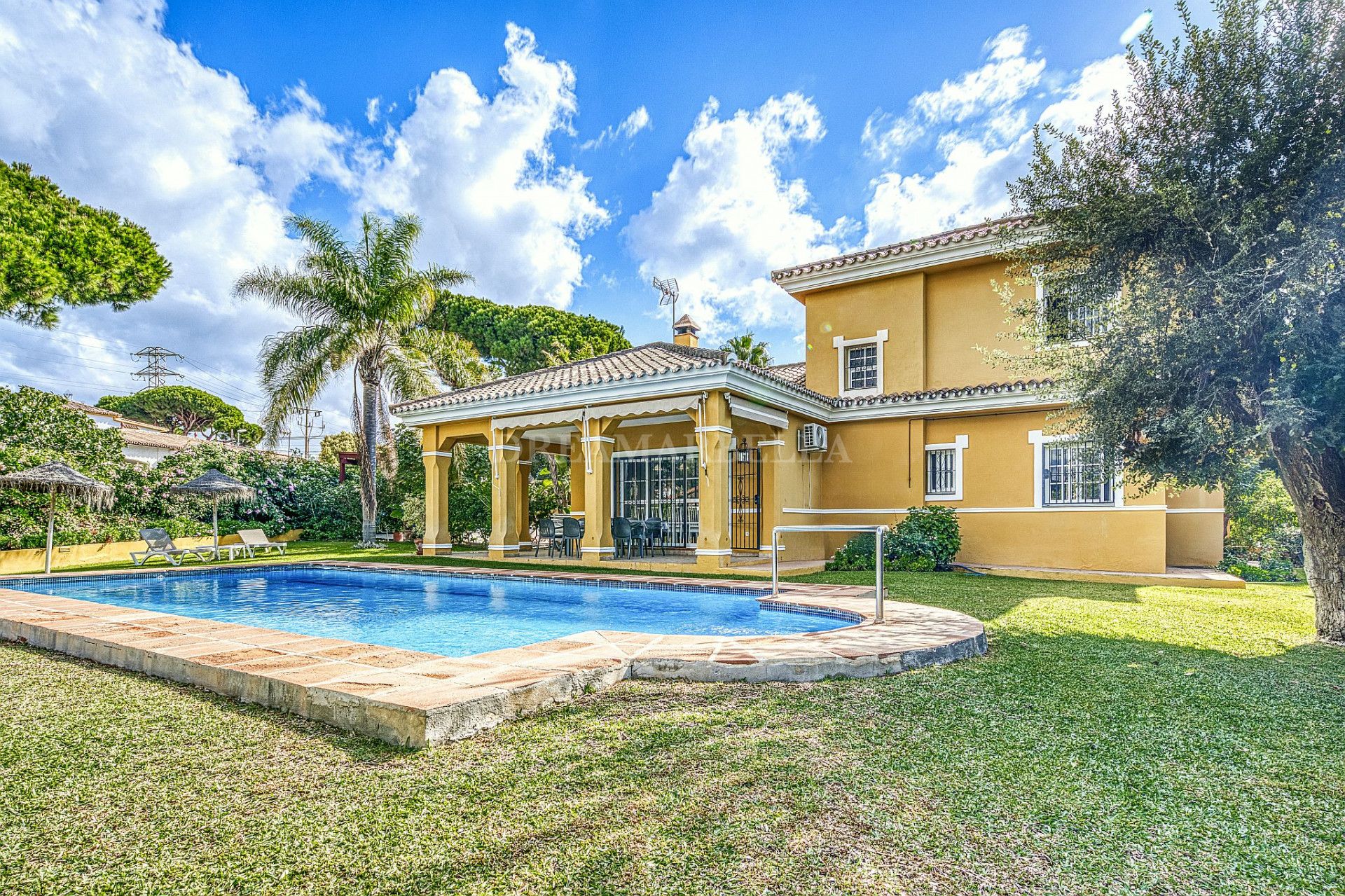 Vista exterior de Casa o xalet en venda en Marbella amb Aire condicionat, Jardí privat i Terrassa