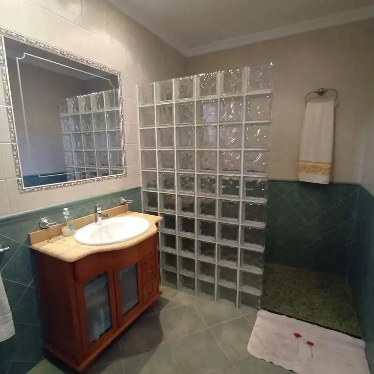 Bany de Casa o xalet en venda en Orihuela amb Aire condicionat, Jardí privat i Terrassa