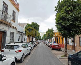 Exterior view of Single-family semi-detached for sale in  Sevilla Capital  with Air Conditioner and Terrace