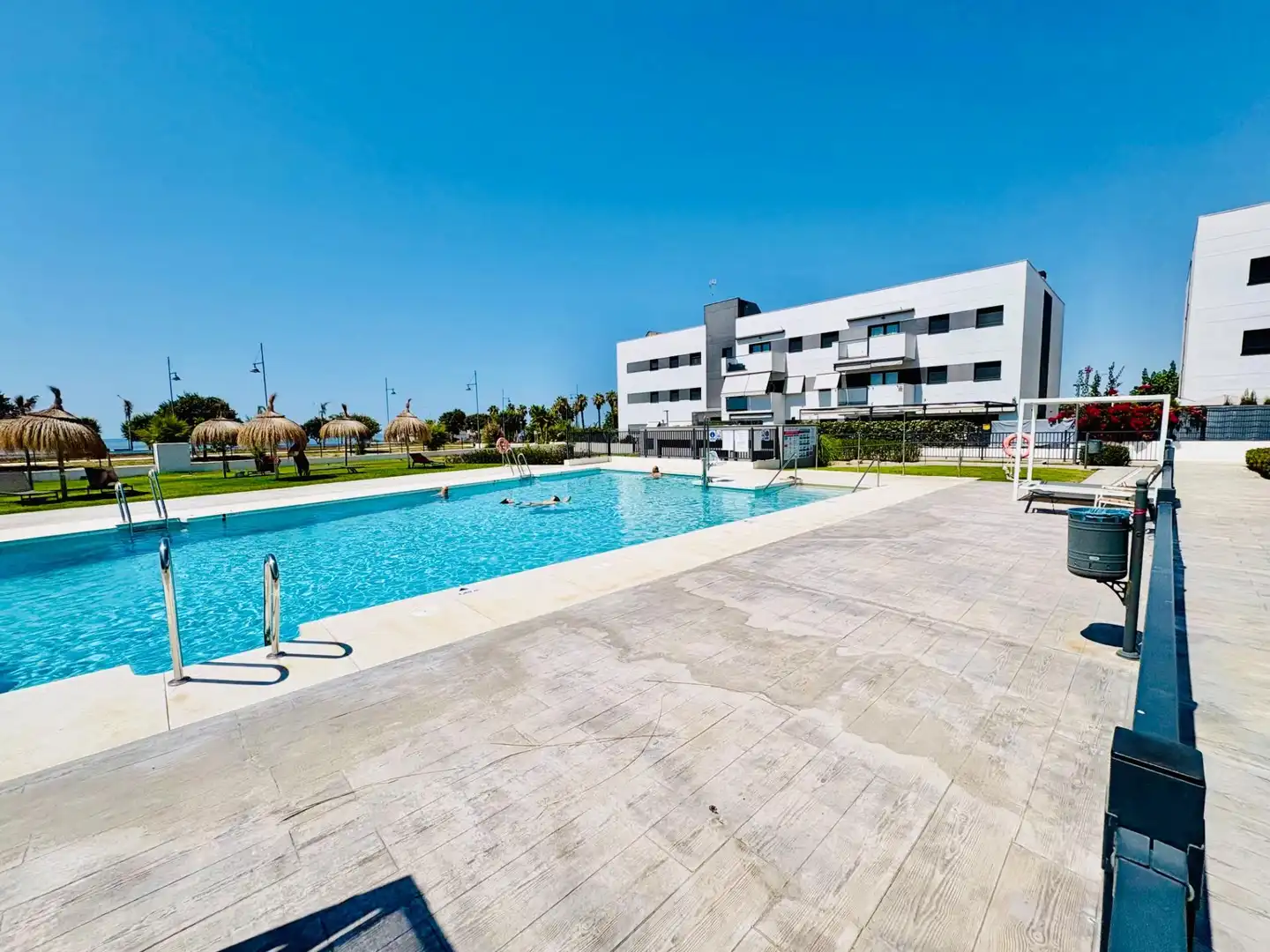 Piscina de Planta baja de alquiler en Vélez-Málaga con Aire acondicionado, Calefacción y Jardín privado