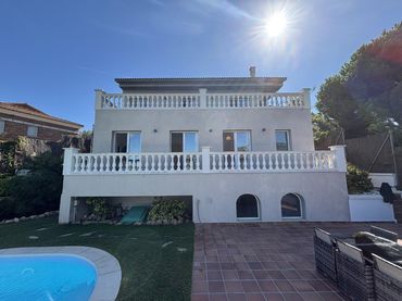 Villa con balcone in vendita a Calella