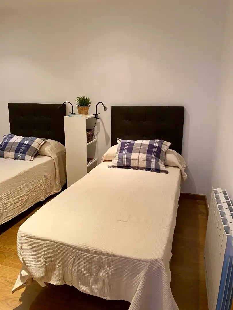 Dormitori de Pis de lloguer en Cornellà de Llobregat amb Moblat, Forn i Rentadora
