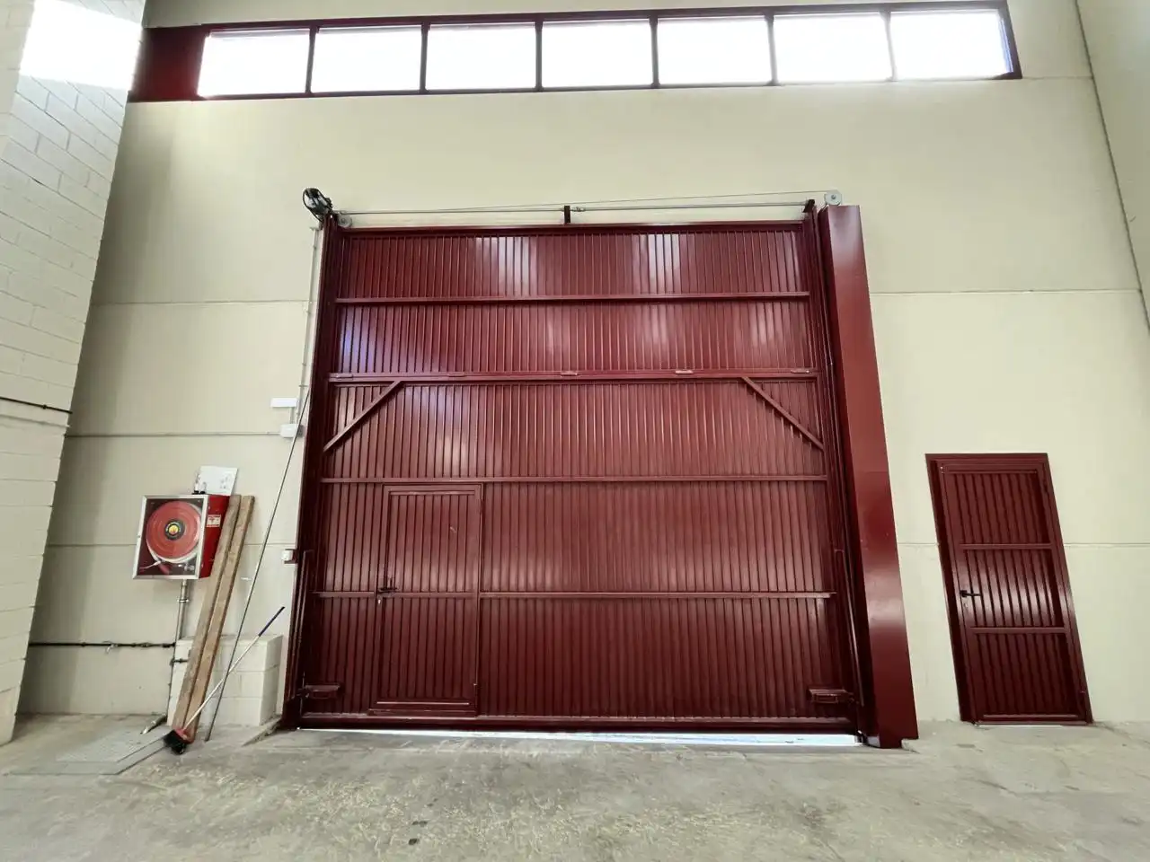 Vista exterior de Nau industrial de lloguer en Cerdanyola del Vallès amb Alarma