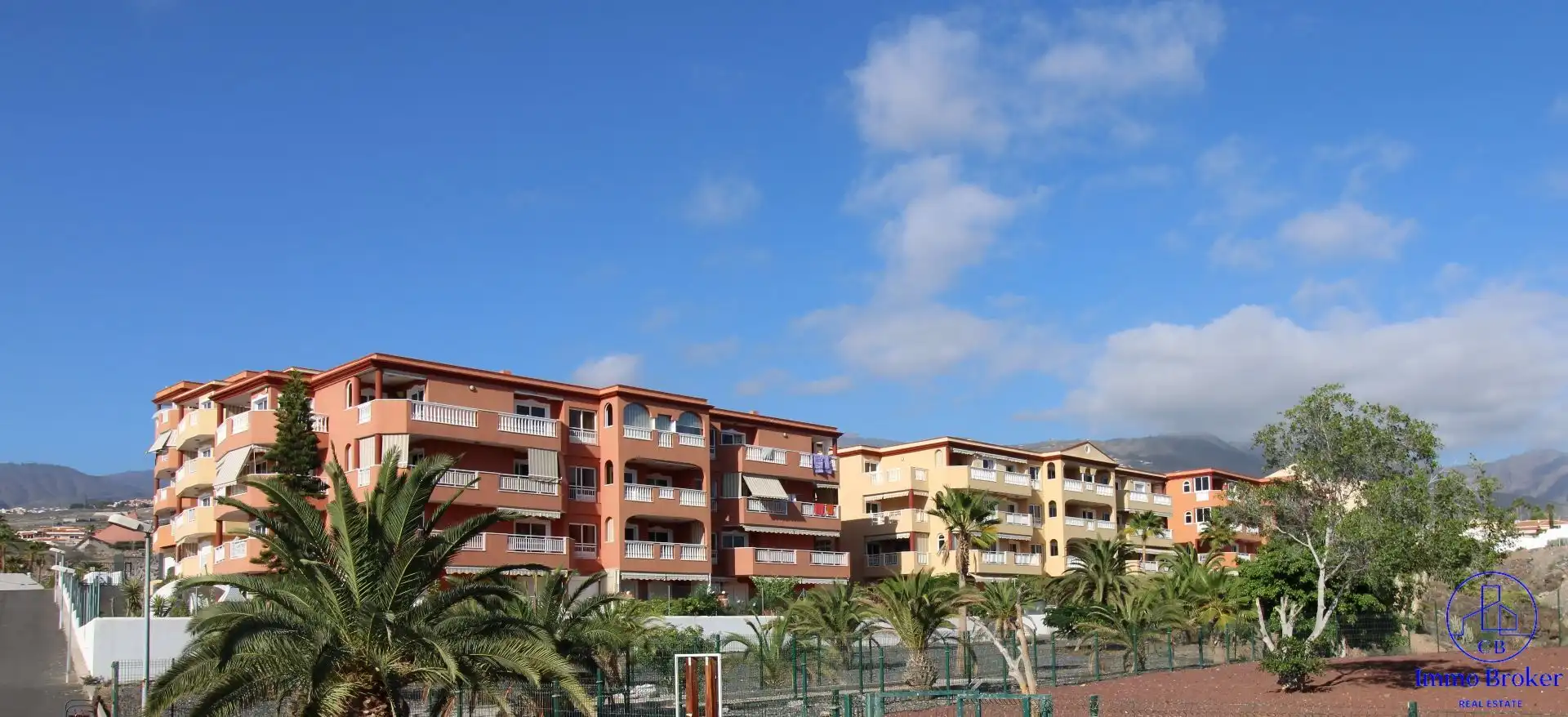 Vista exterior de Piso en venta en Adeje con Amueblado y Piscina comunitaria
