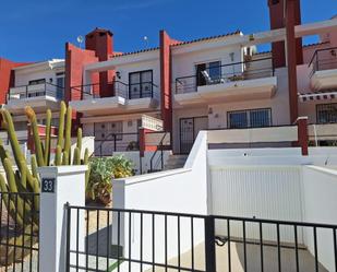 Vista exterior de Casa adosada de lloguer en Guardamar del Segura amb Aire condicionat, Terrassa i Balcó