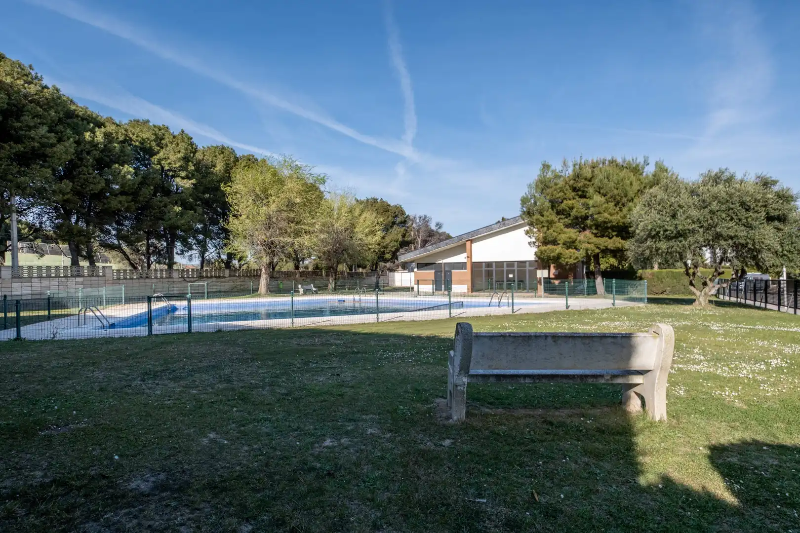Swimming pool of Residential for sale in Zaragoza