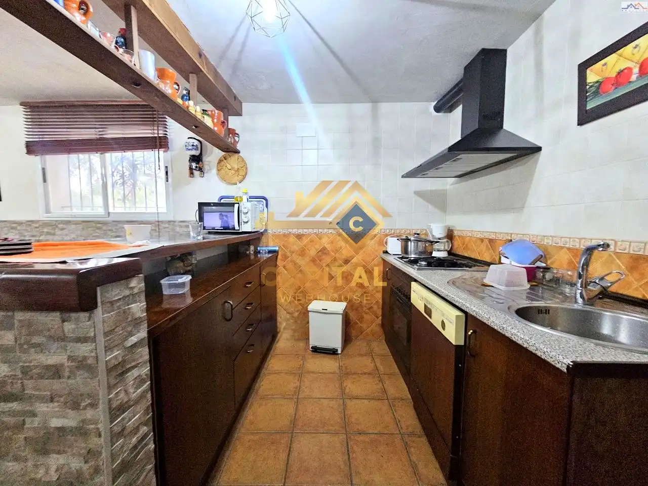 Cuina de Casa o xalet en venda en Villa del Prado amb Traster i Piscina