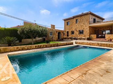 Chalet con balcón en venta en Calle LOS LAGOS