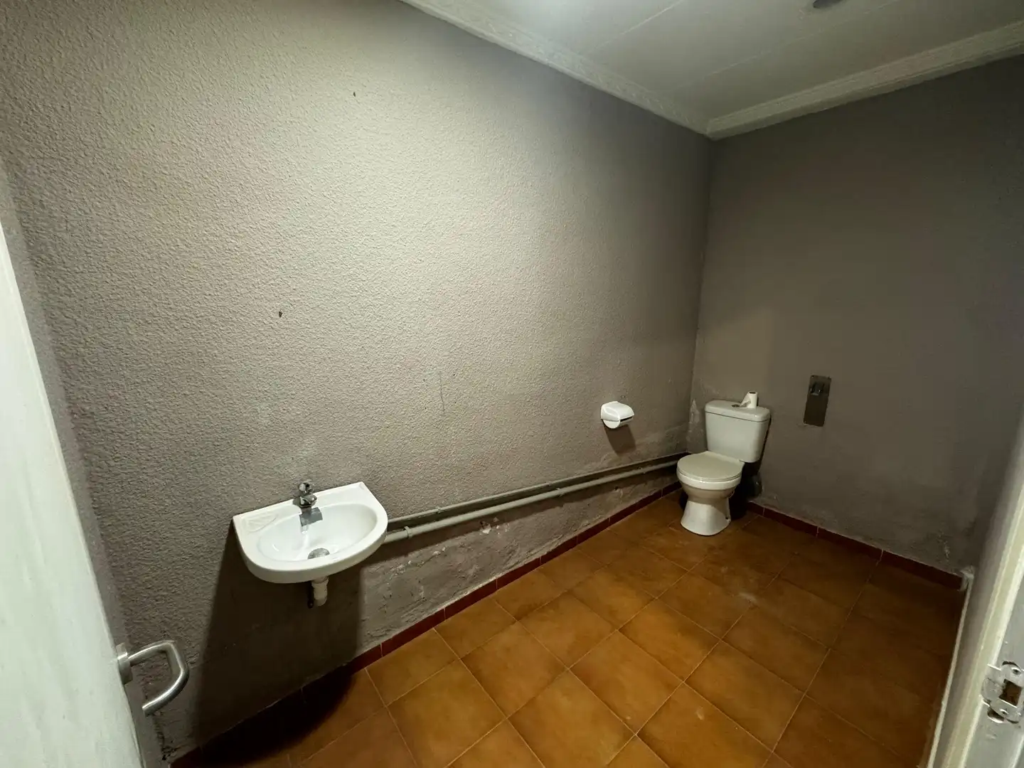 Baño de Oficina de alquiler en Barcelona con Aire acondicionado, Trastero y Internet