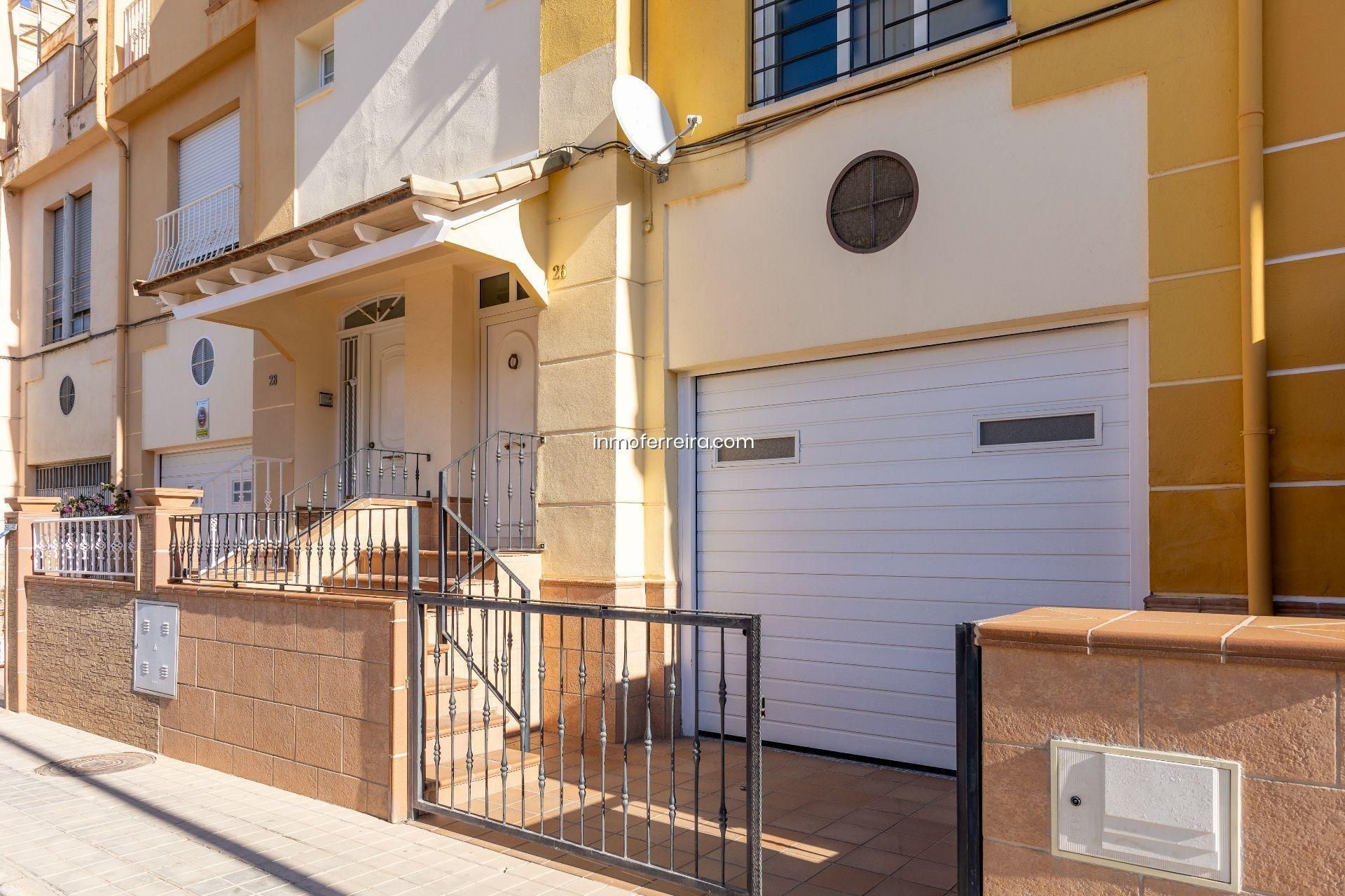 Exterior view of Single-family semi-detached for sale in Guadix  with Air Conditioner, Heating and Private garden