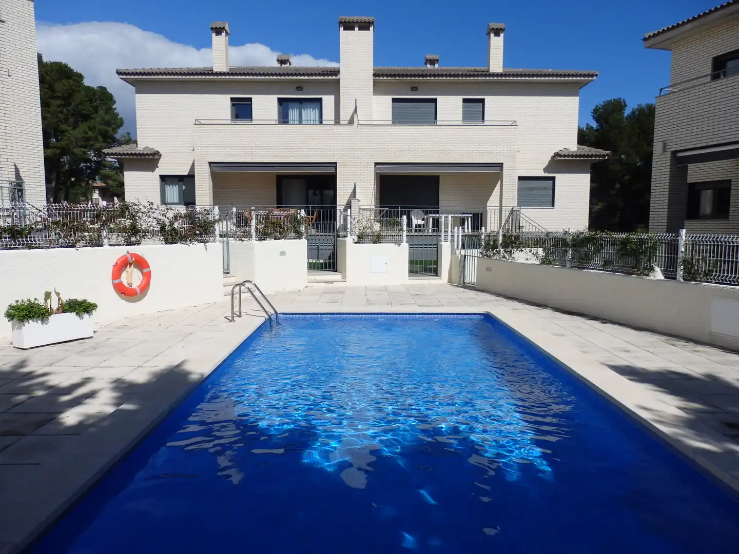 Schwimmbecken von Einfamilien-Reihenhaus zum Verkauf in Mont-roig del Camp mit Klimaanlage, Privatgarten und Terrasse