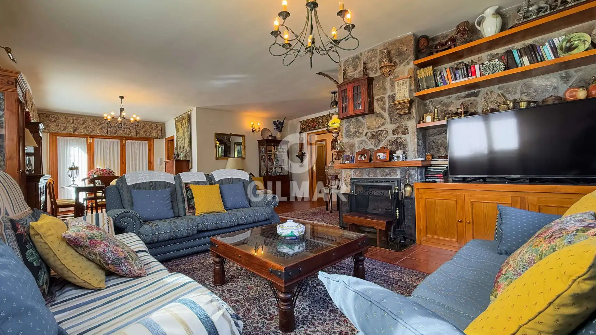 Sala d'estar de Casa o xalet en venda en Navacerrada amb Calefacció, Jardí privat i Piscina