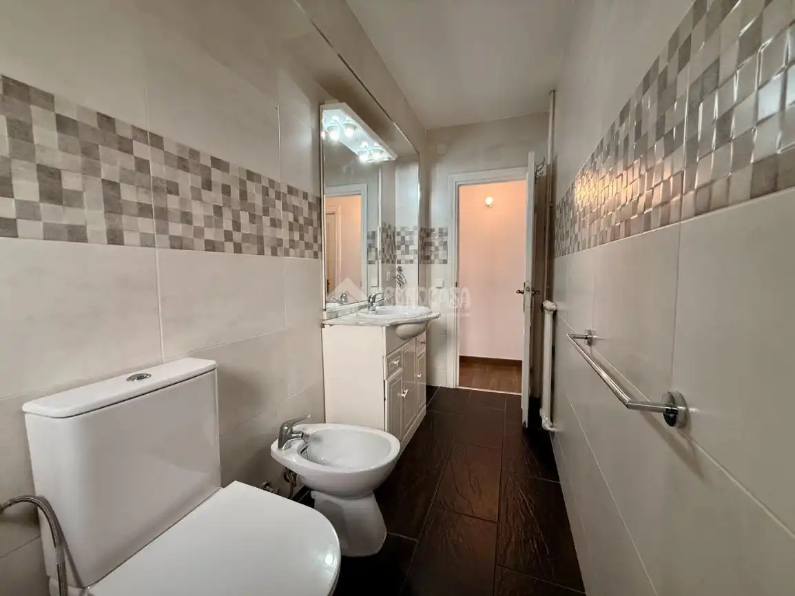 Bathroom of Flat for sale in Moratalaz