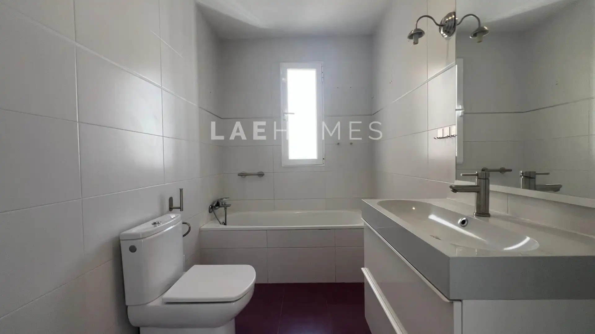 Badezimmer von Dachboden zur Miete in Málaga mit Parkett