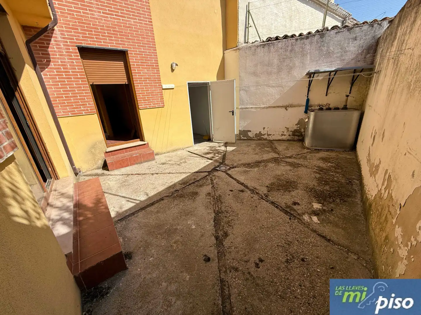 Vista exterior de Casa adosada en venda en Corcos amb Calefacció, Jardí privat i Parquet