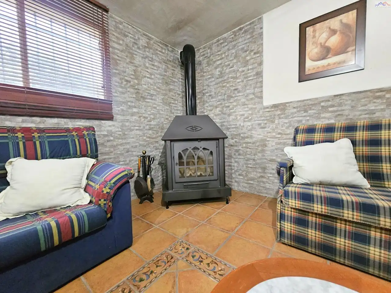 Sala d'estar de Casa o xalet en venda en Villa del Prado amb Traster i Piscina