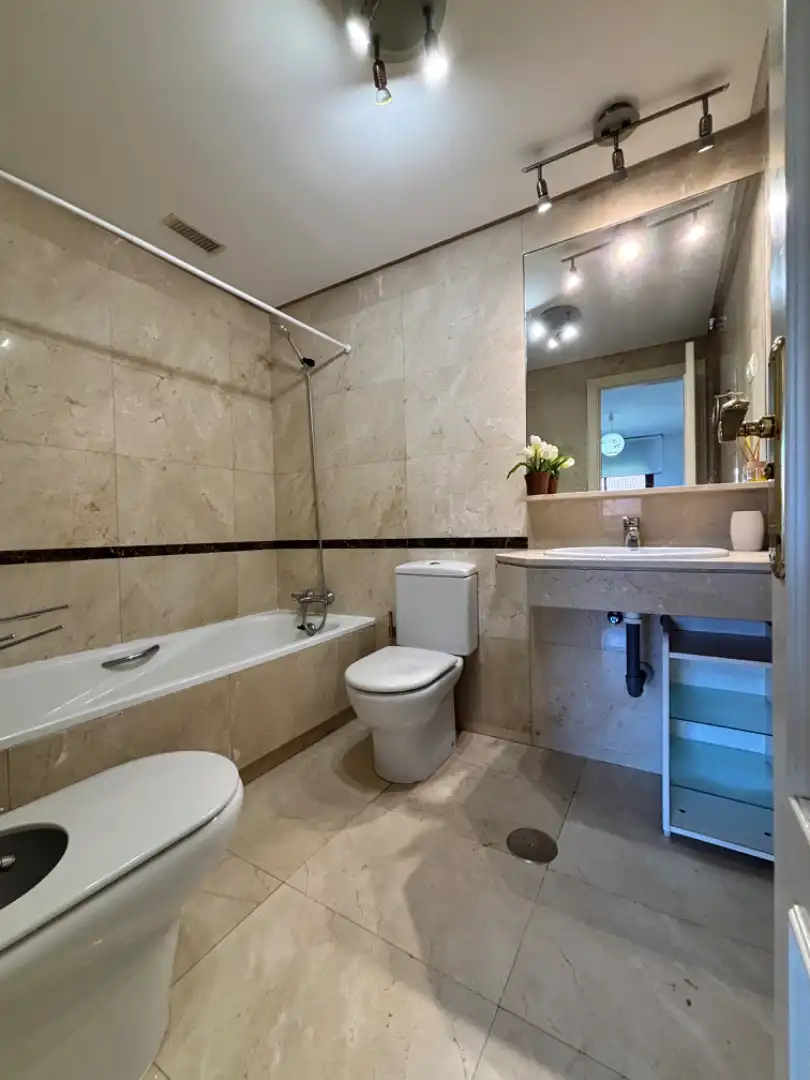 Badezimmer von Wohnung zum Verkauf in Majadahonda mit Klimaanlage, Heizung und Privatgarten