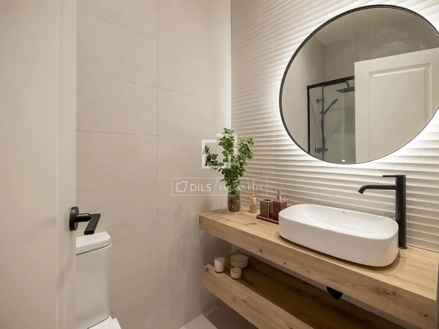 Badezimmer von Wohnung zum Verkauf in Barcelona mit Klimaanlage, Heizung und Balkon