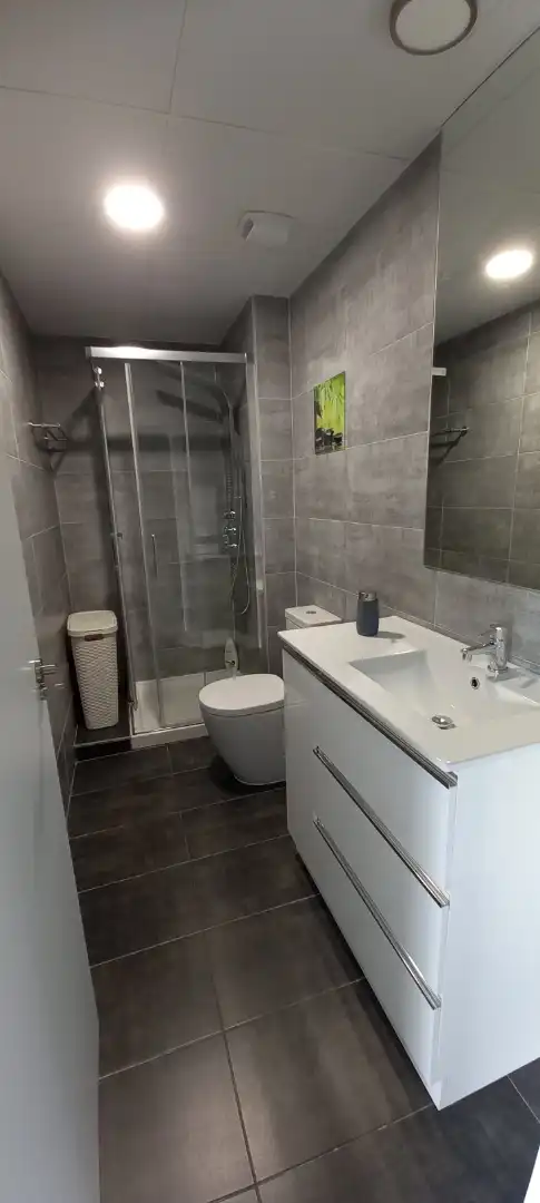 Badezimmer von Einfamilien-Reihenhaus zum Verkauf in Colmenar Viejo mit Klimaanlage, Heizung und Privatgarten