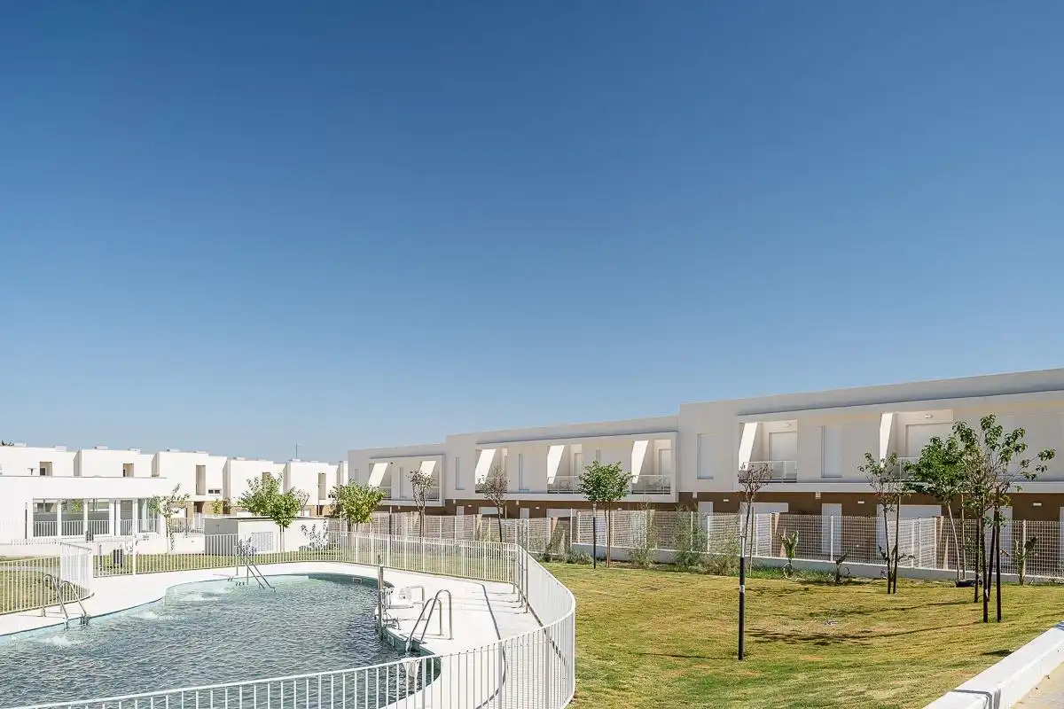 Vista exterior de Casa adosada en venta en Guillena con Aire acondicionado, Calefacción y Jardín privado