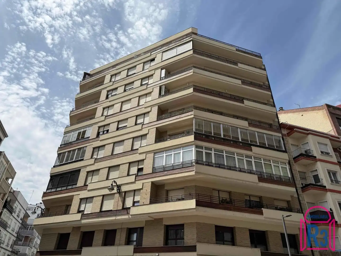 Vista exterior de Pis en venda en León Capital  amb Calefacció