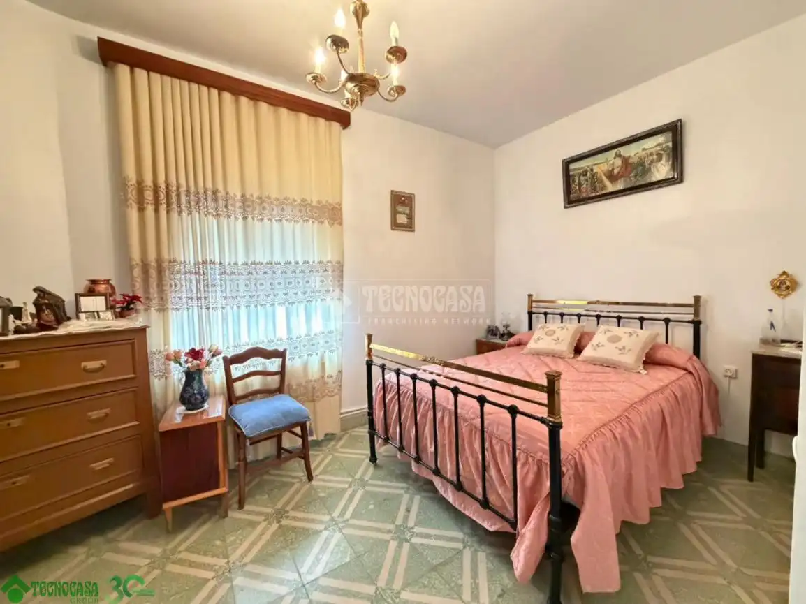 Habitación de Casa adosada en venta en Santa Cruz de la Zarza con Calefacción, Terraza y Amueblado