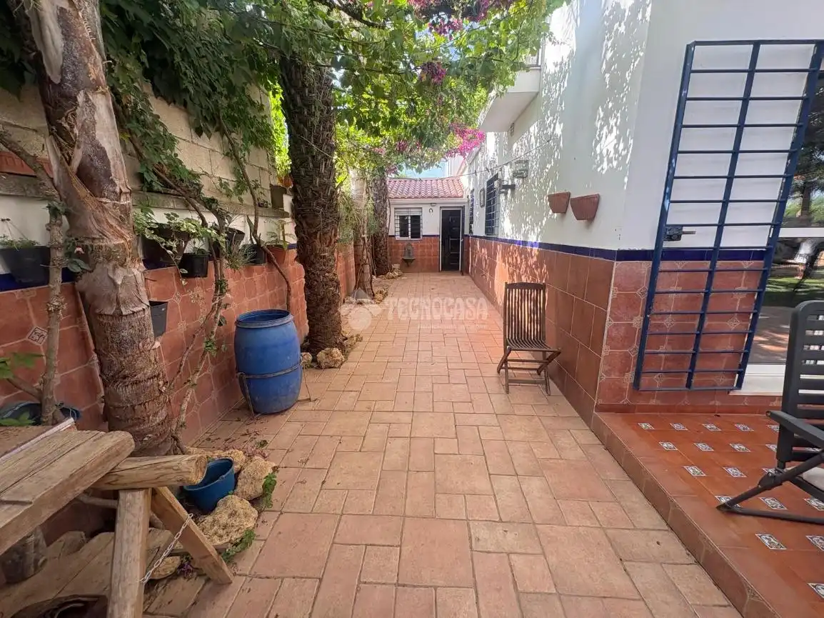 Vista exterior de Casa adosada en venda en Espartinas amb Aire condicionat, Jardí privat i Terrassa