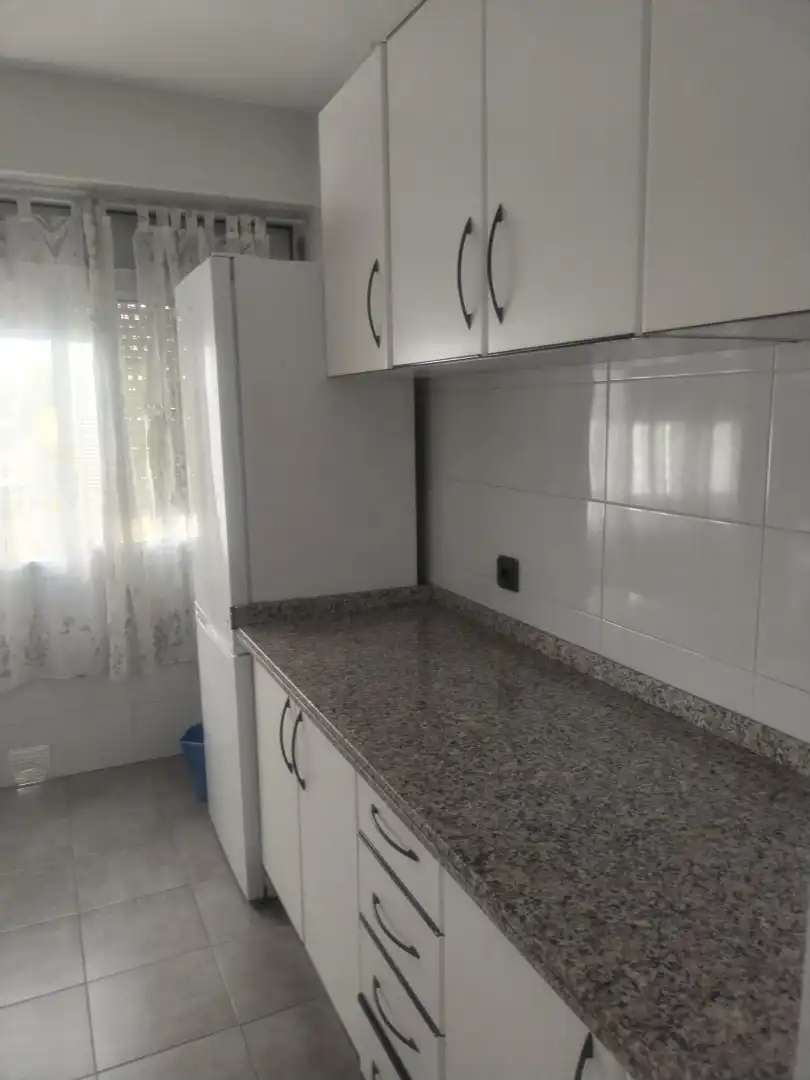Cuina de Pis de lloguer en Huelva amb Moblat i Rentadora