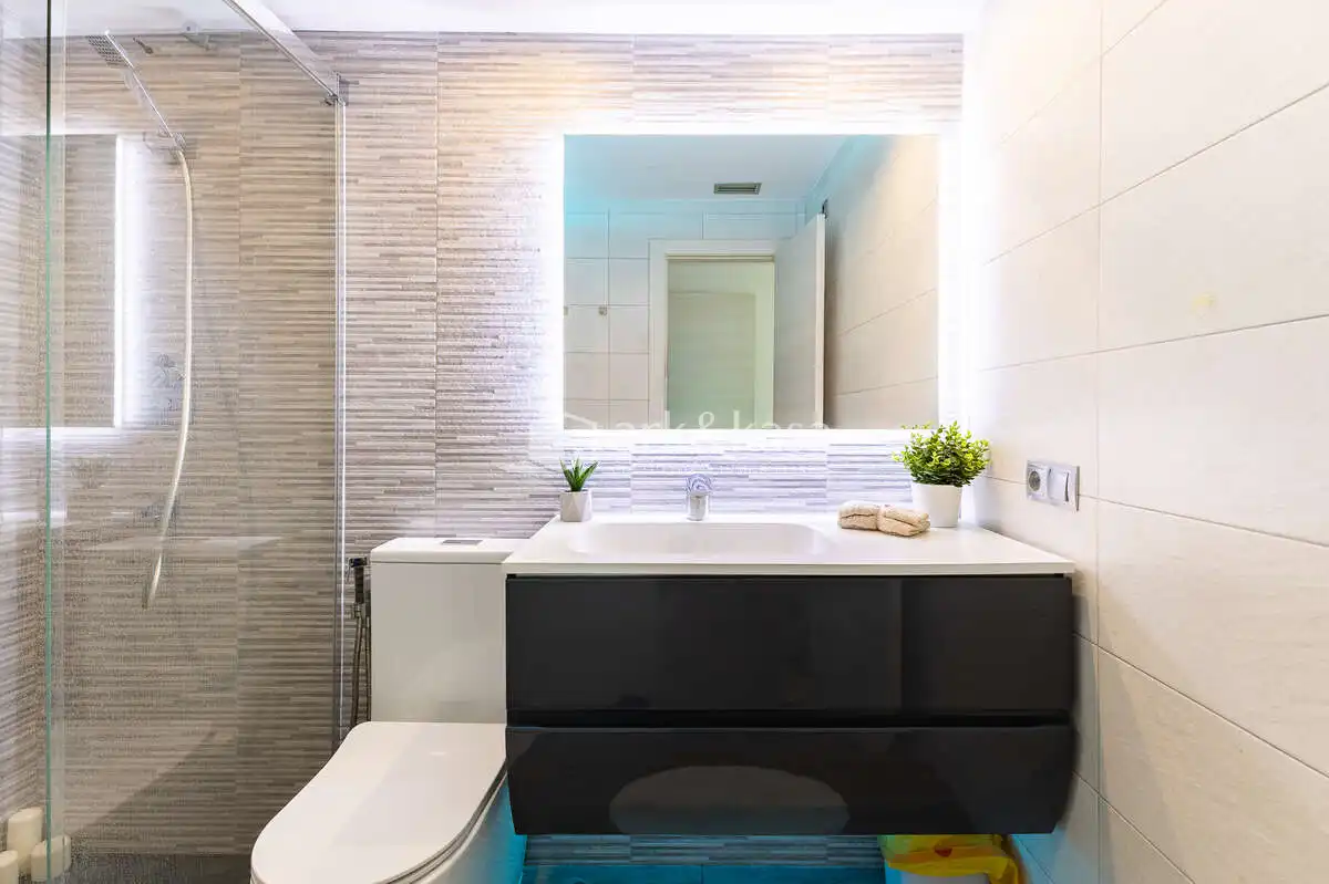 Badezimmer von Wohnung zum Verkauf in Valencia mit Klimaanlage, Abstellraum und Ofen