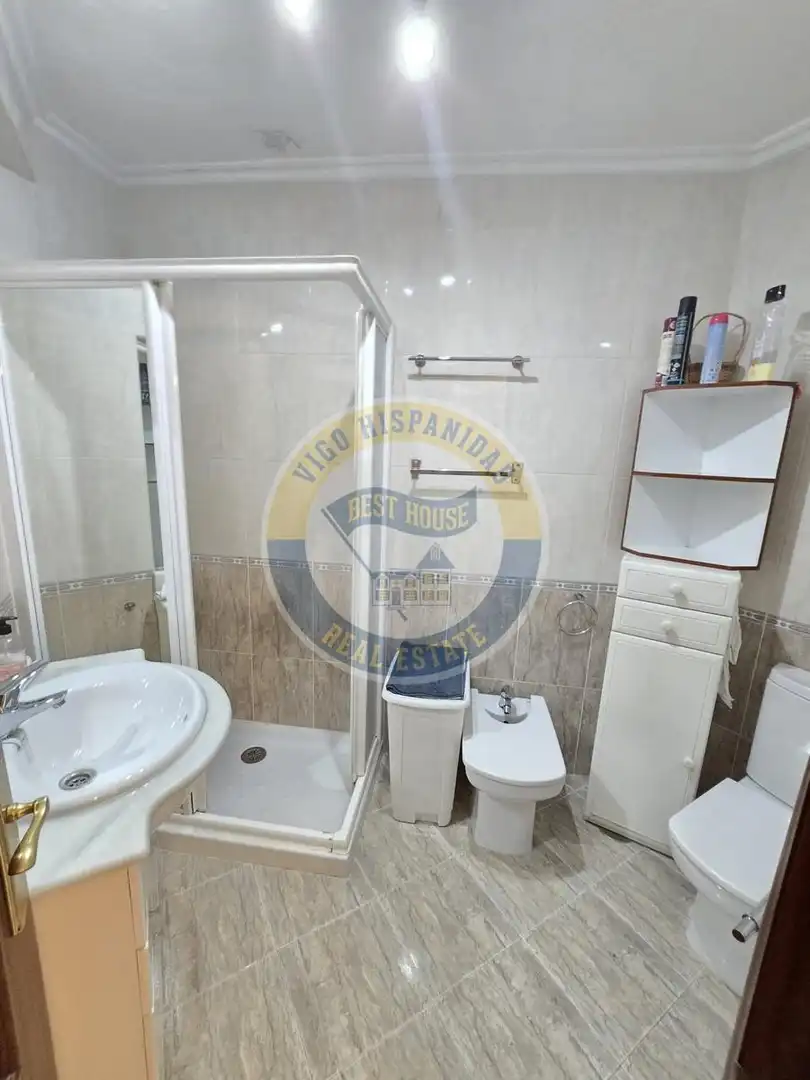 Baño de Piso de alquiler en Vigo  con Calefacción, Parquet y Amueblado
