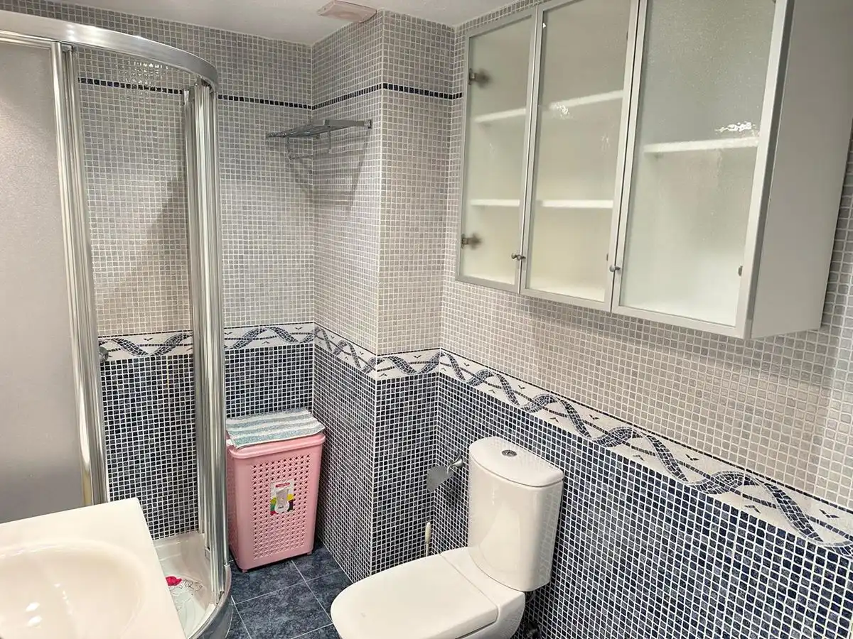 Badezimmer von Wohnungen zur Miete in Almuñécar mit Klimaanlage, Terrasse und Möbliert