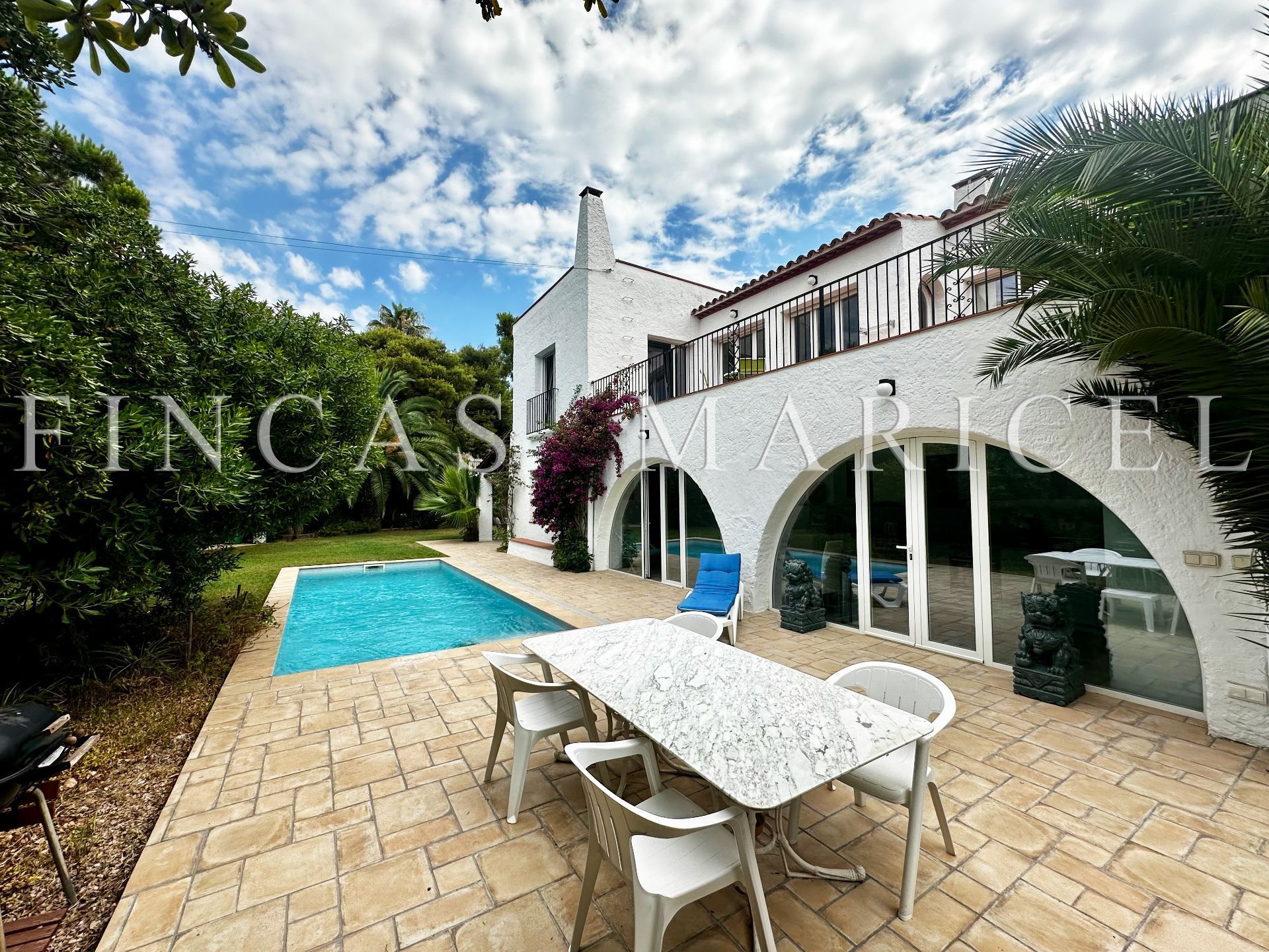 Vista exterior de Casa o xalet en venda en Sitges amb Aire condicionat, Calefacció i Jardí privat