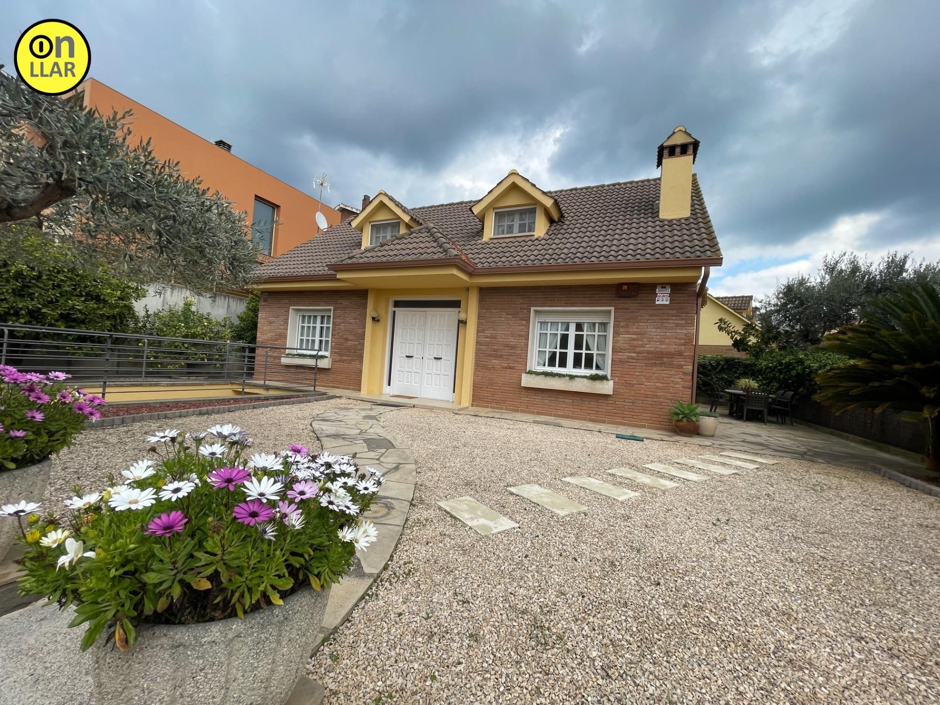 Vista exterior de Casa o xalet en venda en La Garriga amb Aire condicionat, Calefacció i Jardí privat