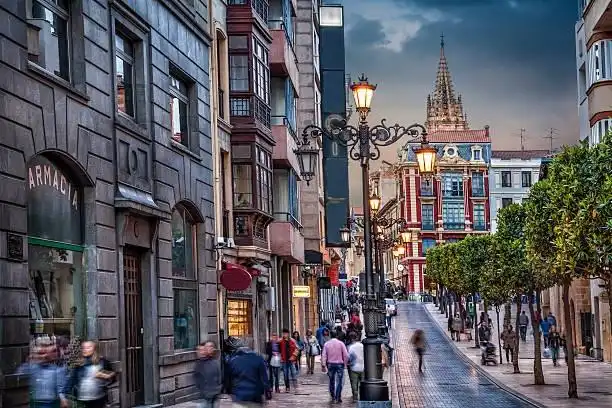 Vista exterior de Àtic de lloguer en Oviedo  amb Terrassa, Traster i Moblat