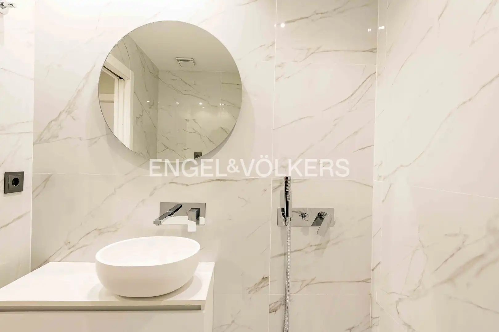 Bathroom of Ground floor for sale in Barcelona  with Air Conditioner and Heating