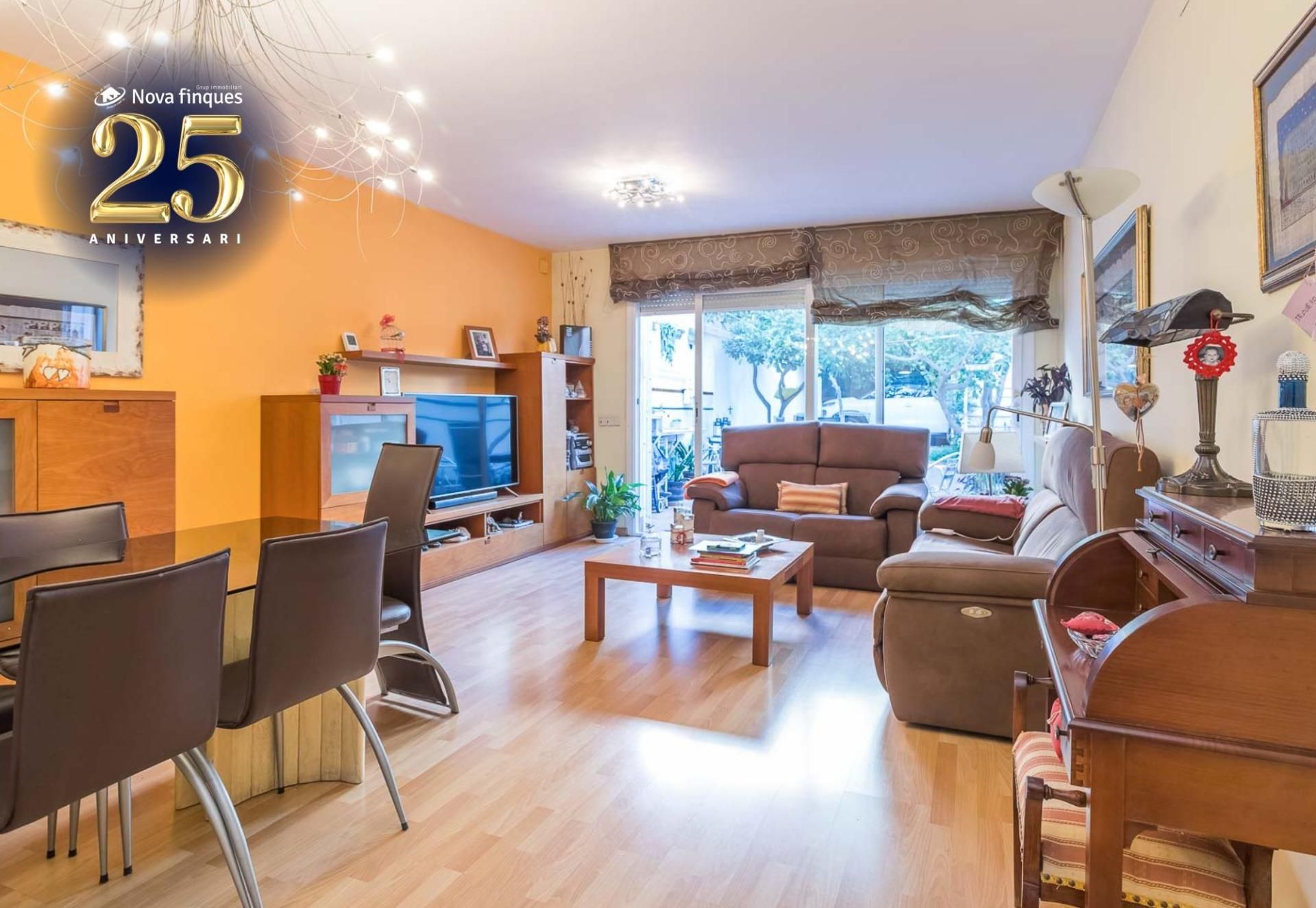 Sala d'estar de Casa o xalet en venda en Sabadell amb Aire condicionat, Calefacció i Jardí privat