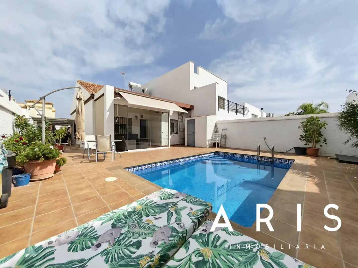 Vista exterior de Casa adosada en venta en Alhaurín de la Torre con Aire acondicionado y Piscina