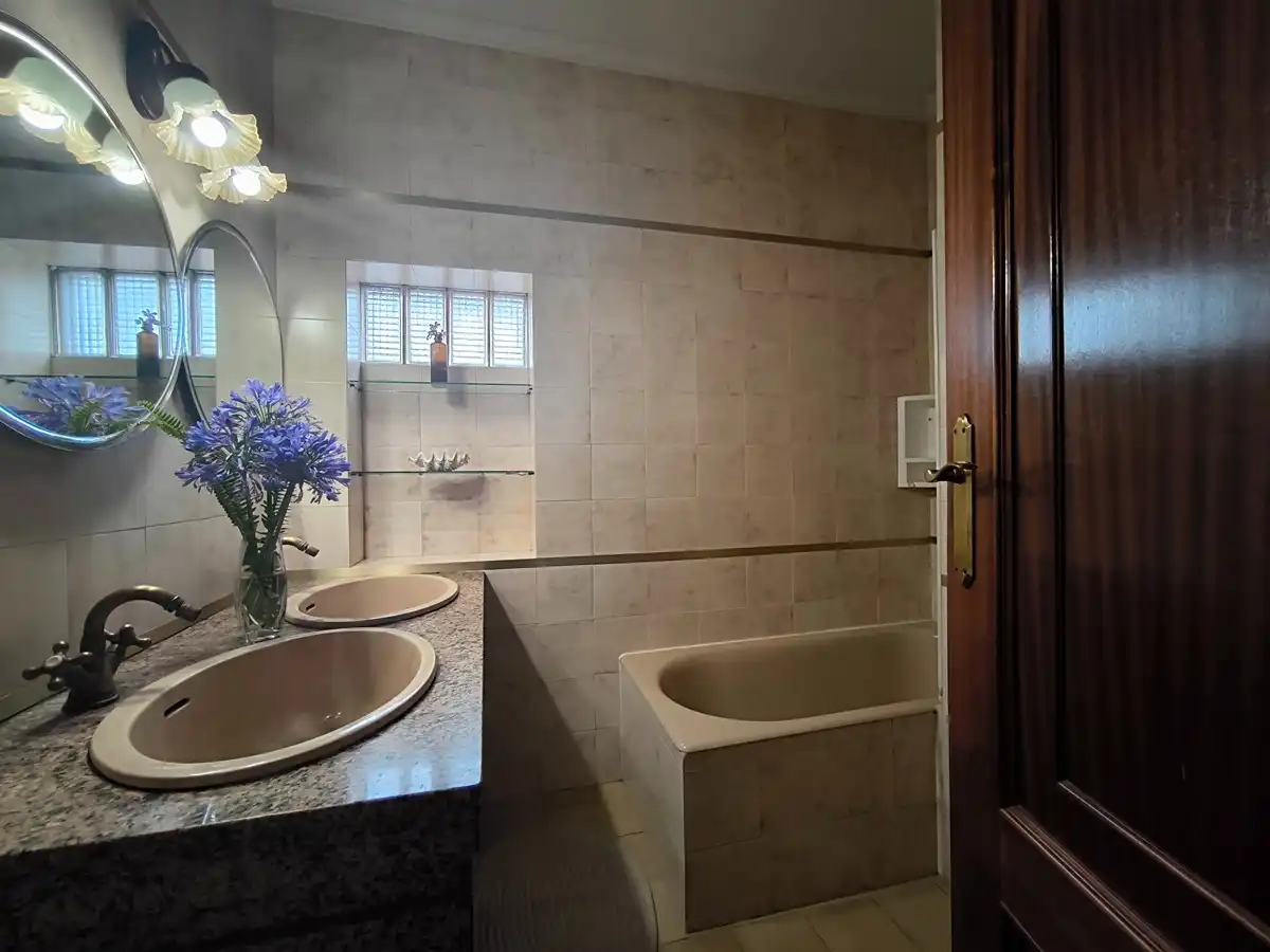 Baño de Casa o chalet en venta en Vilagarcía de Arousa con Calefacción, Jardín privado y Parquet