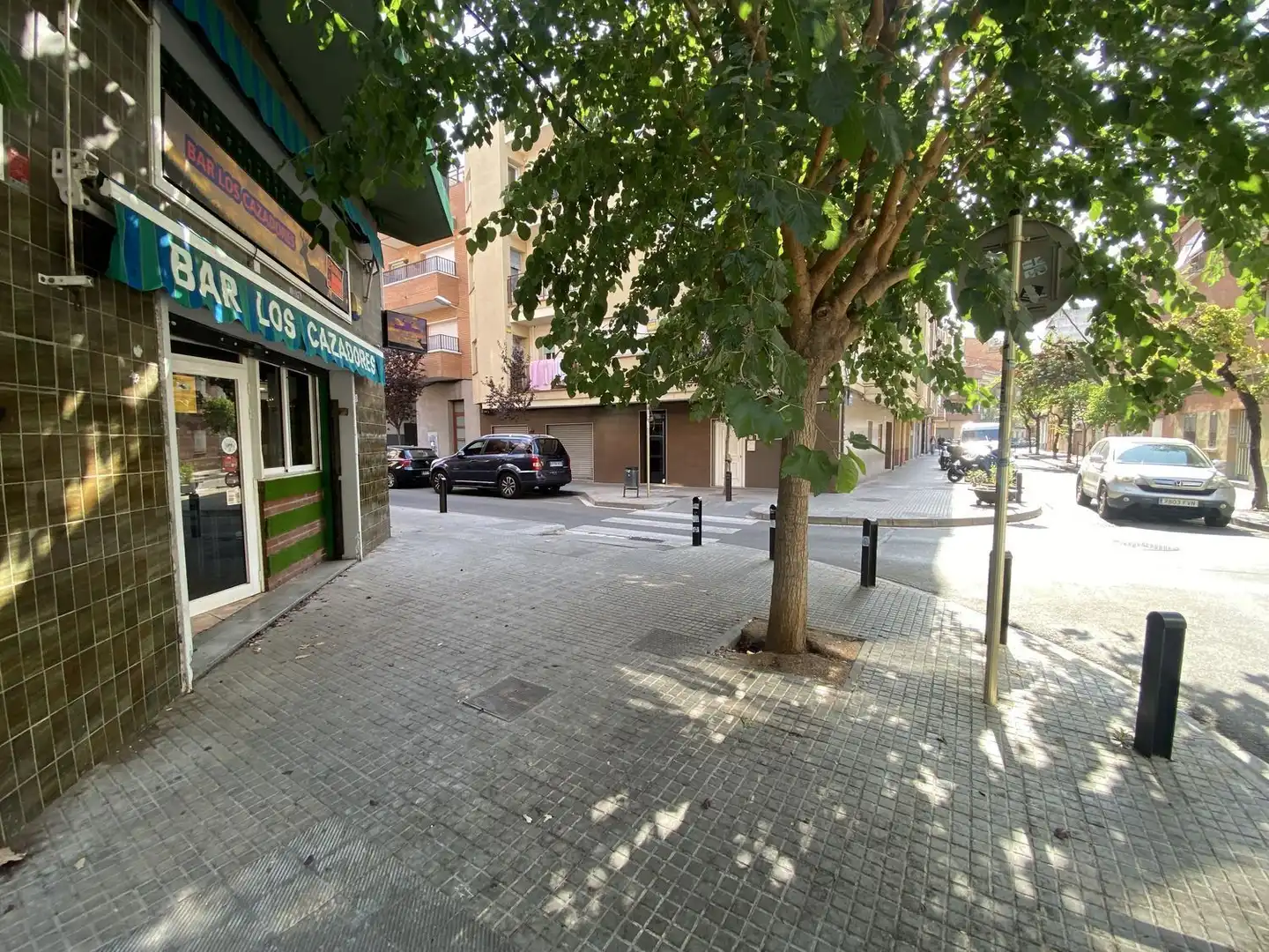 Vista exterior de Local en venda en Cornellà de Llobregat amb Aire condicionat