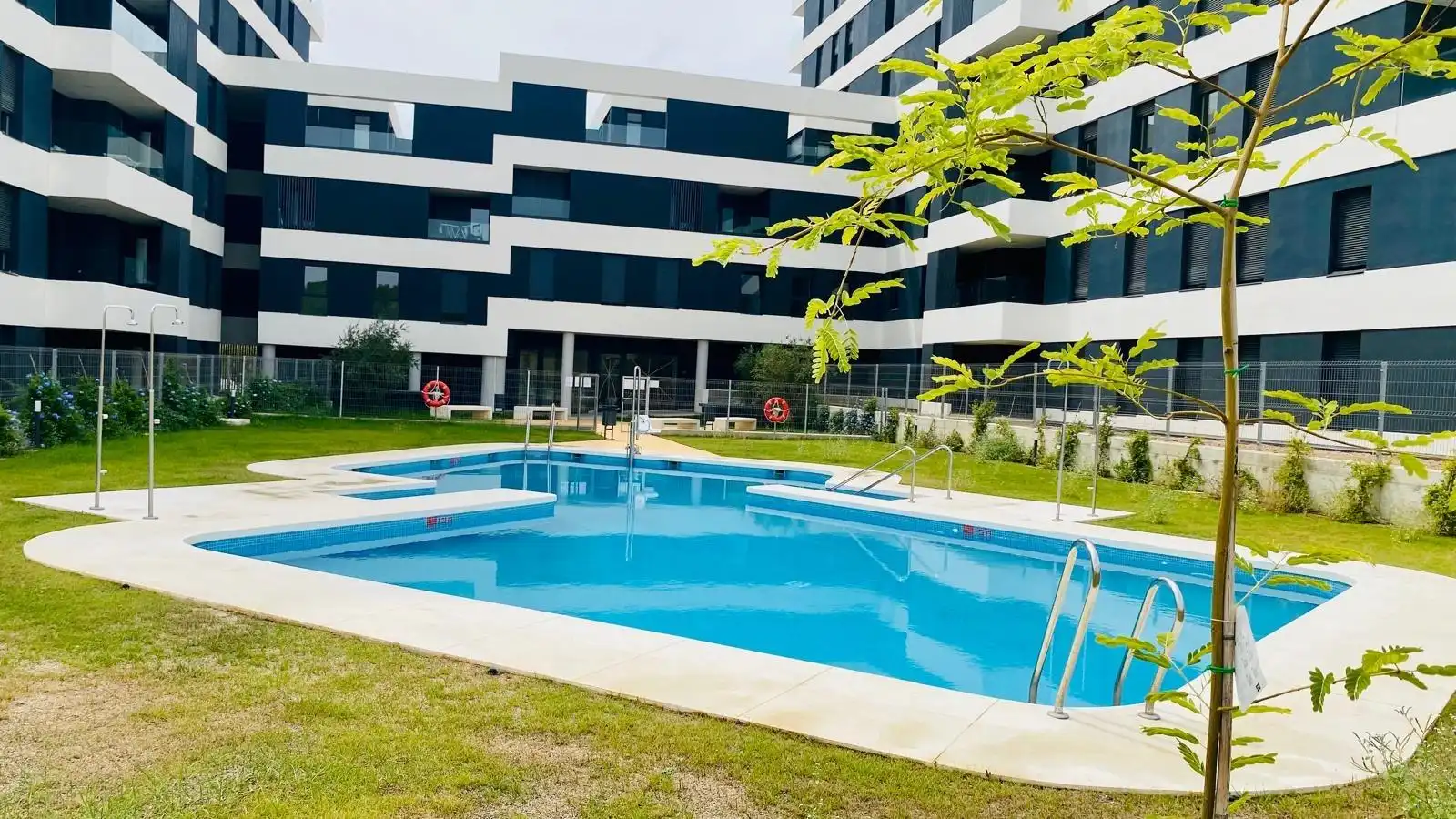 Piscina de Pis de lloguer en Dos Hermanas amb Aire condicionat, Calefacció i Jardí privat