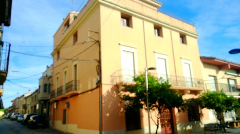 Se vende amplia propiedad situada en calle Plaza Noves