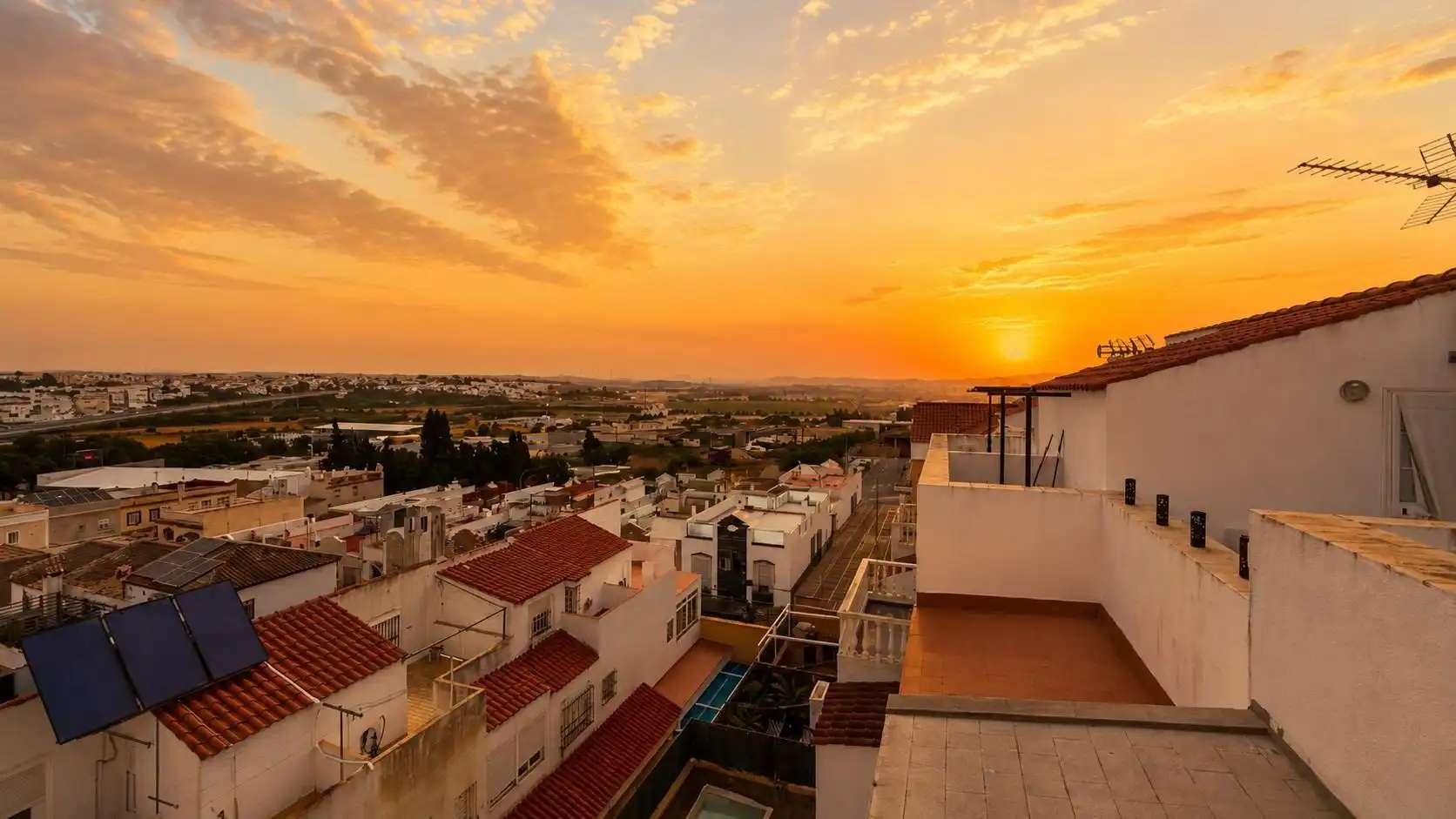 Vista exterior de Casa adosada en venta en Chiclana de la Frontera con Jardín privado, Terraza y Trastero